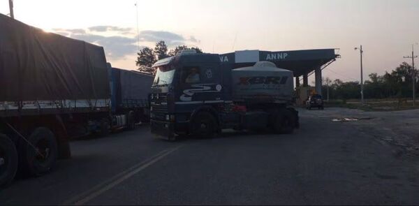 Crisis en Bolivia: 60 camioneros paraguayos quedan varados, les impiden comprar combustible