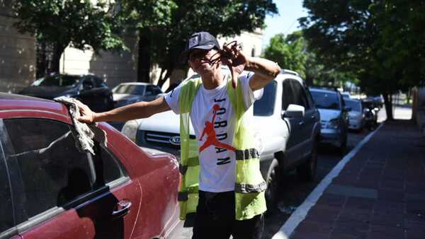 Cuidacoches cobran avei en zona de influencia de Parxin