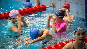 Ofrecen natación, tenis y ajedrez para niños