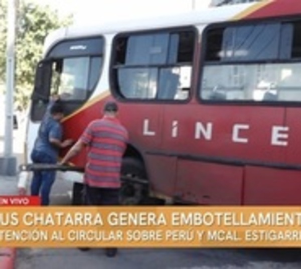 Bus chatarra provocó caos vehicular en el centro - Paraguay.com