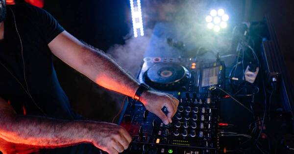 Diario HOY | DJ robó disco duro con las pistas del karaoke como “represalia” tras ser amonestado