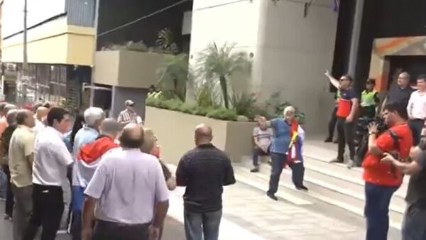 En medio de manifestación de jubilados, BCP inicia intervención de la Caja Bancaria