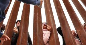 La Nación / Biden demanda a Texas por ley que permite detener a migrantes