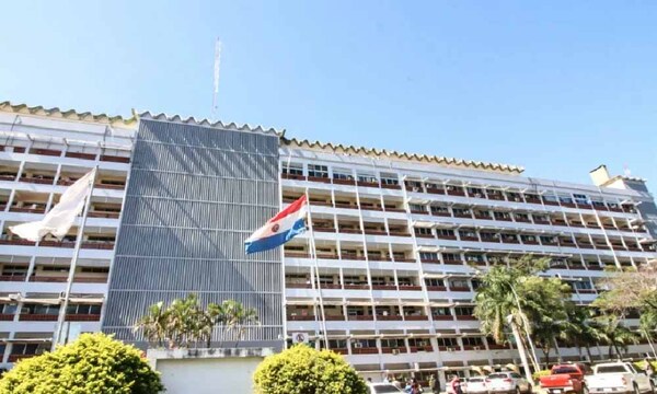 Funcionarios desvinculados de IPS por supuesto planillerismo exigen ser recontratados – Prensa 5