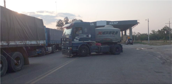 Camiones paraguayos se encuentran varados en Bolivia sin poder cargar combustible