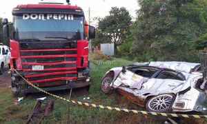 Joven muere tras chocar contra camión de gran porte