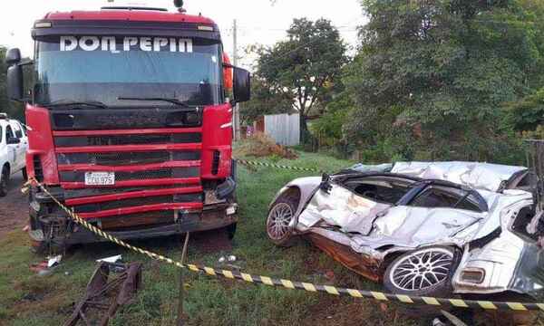 Joven muere tras chocar contra camión de gran porte