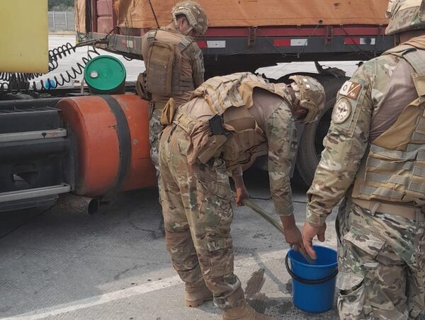Camioneros paraguayos denuncian que no pueden acceder al combustible en Bolivia · Radio Monumental 1080 AM