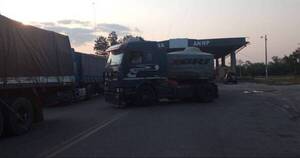 La Nación / Camioneros varados en Bolivia precisan intervención de las autoridades