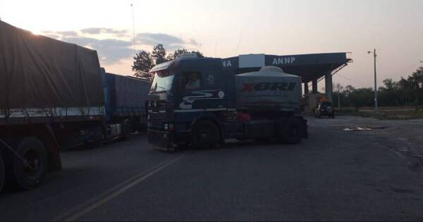 La Nación / Camioneros varados en Bolivia precisan intervención de las autoridades