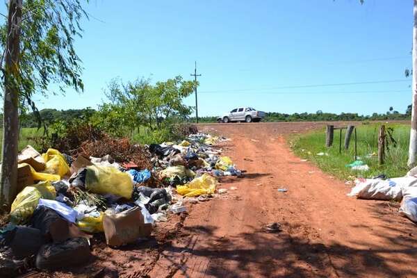 Basuras llegan hasta la ruta PY18 en San Juan Nepomuceno - Nacionales - ABC Color