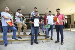 Desvinculados del IPS protestan en Asunción para exigir recontratación - Nacionales - ABC Color