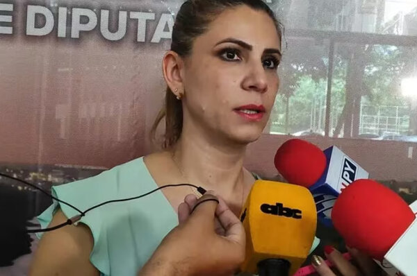 Diputada Roya Torres confirma renuncia de su hijo asesor y pide disculpas por “errores”