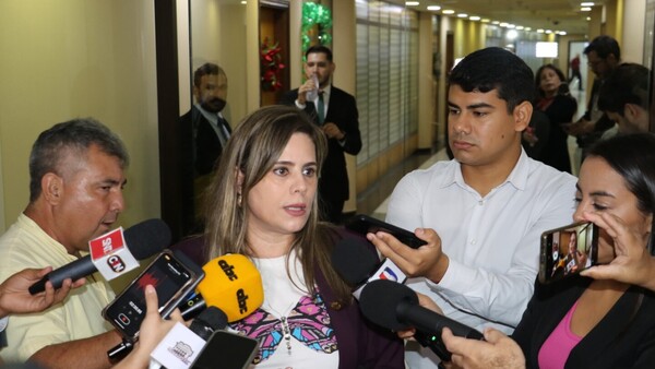 Kattya González apoya pérdida de investidura para congresistas que ubicaron a sus hijos