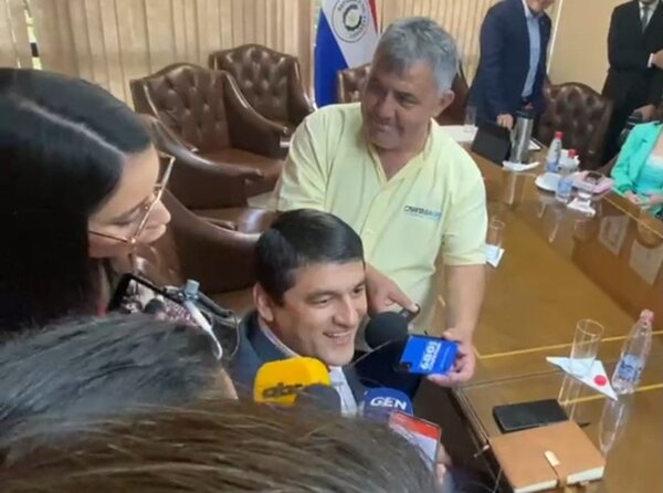 Diputado dice que no puede tener como asesora a otra profesional además de su esposa: “Okaita ko la che roga” · Radio Monumental 1080 AM