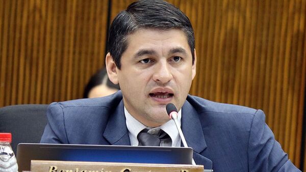 Diputado colorado admite que contrató como asesora a su esposa