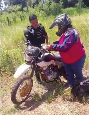[VIDEO] Policías ayudaron a una doña cuya moto quedó sin nafta