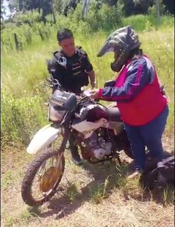 [VIDEO] Policías ayudaron a una doña cuya moto quedó sin nafta