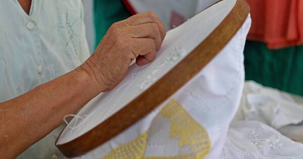 La Nación / El aopo’i busca conquistar con sus diseños atuendos de oficinas públicas y privadas