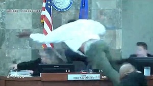 VIDEO| Acusado se abalanza contra jueza tras conocer su veredicto en Las Vegas