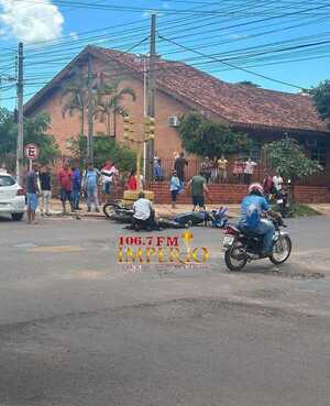 Choque de motocicletas en la esquina del Hospital Regional dejó a un adolescente grave - Radio Imperio 106.7 FM