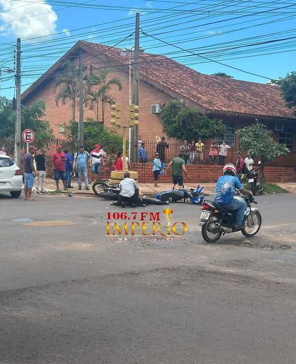 Choque de motocicletas en la esquina del Hospital Regional dejó a un adolescente grave - Radio Imperio 106.7 FM