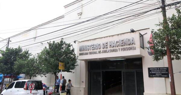 La Nación / Estado debe sumar otra solución al problema de las cajas de jubilación, afirma experto