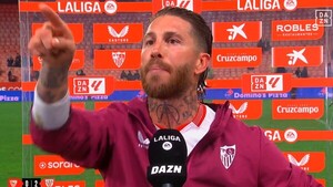 Sergio Ramos encara a un aficionado mientras atendía a la televisión