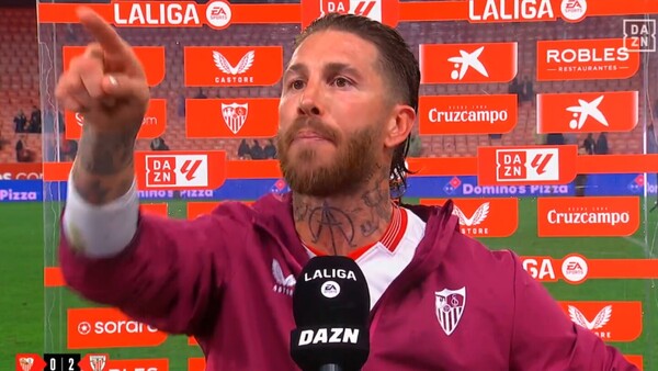 Sergio Ramos encara a un aficionado mientras atendía a la televisión