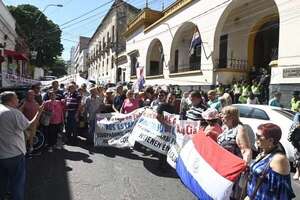 Jubilados municipales protestan por falta de pago de sus haberes - Nacionales - ABC Color