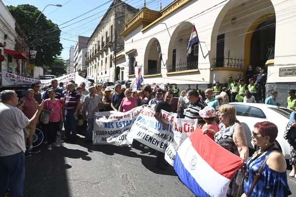 Jubilados municipales protestan por falta de pago de sus haberes - Nacionales - ABC Color