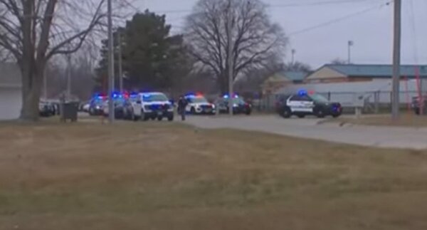 La policía encuentra explosivo en la escuela que fue atacada en EE.UU.