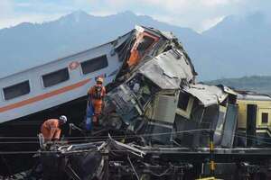 Al menos tres muertos y 28 heridos al colisionar dos trenes en el oeste de Indonesia - Mundo - ABC Color