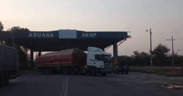 La Nación / Camioneros varados en Bolivia precisan ayuda de autoridades