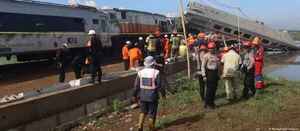 Tres muertos y 28 heridos en colisión de trenes en Indonesia