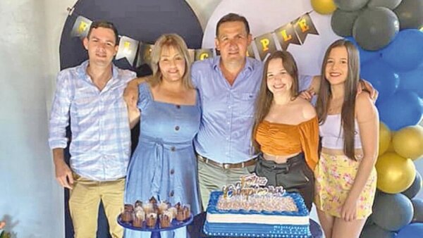 Diputado Cleto Giménez ubicó también a su esposa, además de dos hijas - Radio Imperio 106.7 FM