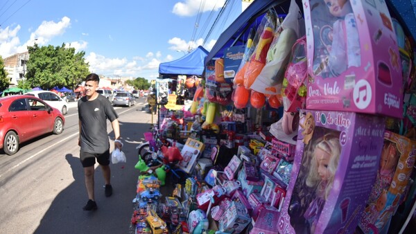 La zona del Mercado 4 se llena de juguetes para esperar a los Reyes Magos