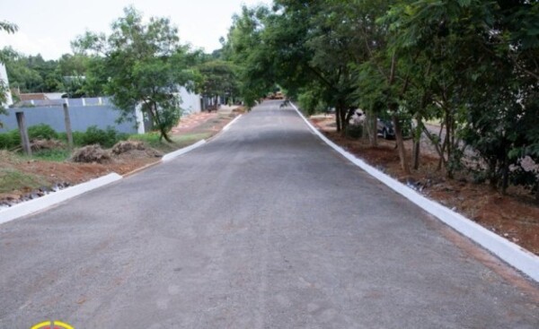 Comuna de CDE inaugura obras de empedrados con recursos propios