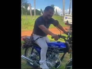 [VIDEO] Regalaron una moto a vendedor de tortas que caminaba 2 horas para llegar a su puesto de trabajo