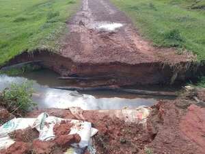 Pobladores de San Roque reparan camino ante la inacción municipal en San Juan Nepomuceno - Nacionales - ABC Color