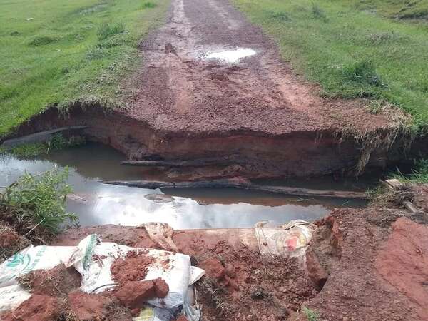 Pobladores de San Roque reparan camino ante la inacción municipal en San Juan Nepomuceno - Nacionales - ABC Color