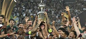 Versus / Es viral: Tienda de Fluminense exhibe la Copa Libertadores, pero tapa los títulos del Flamengo