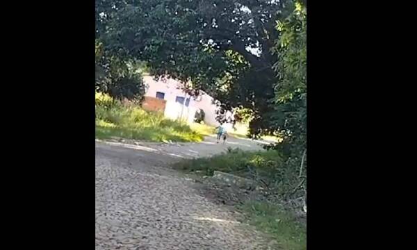 [VIDEO] ¡Terrible! Golpeó salvajemente a su hijo en plena calle
