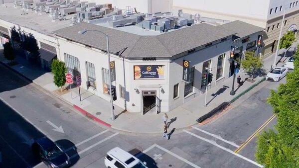 La primera hamburguesería operada por IA debuta en California