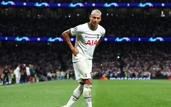 Versus / La particular forma de presentar a su novia que eligió Richarlison
