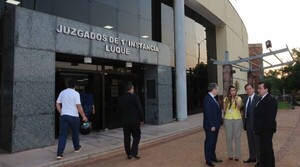 Fiscalía pide prisión a padres que mataron a su hijo tirándolo a un tambor con cloro - La Tribuna