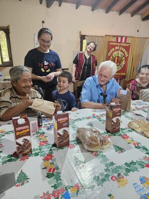 Los Leones Iluminan el Hogar de Ancianos en una tarde especial de Reyes