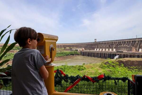 Complejo turístico de Itaipú registró más de un millón de visitantes en el 2023 - Economía - ABC Color