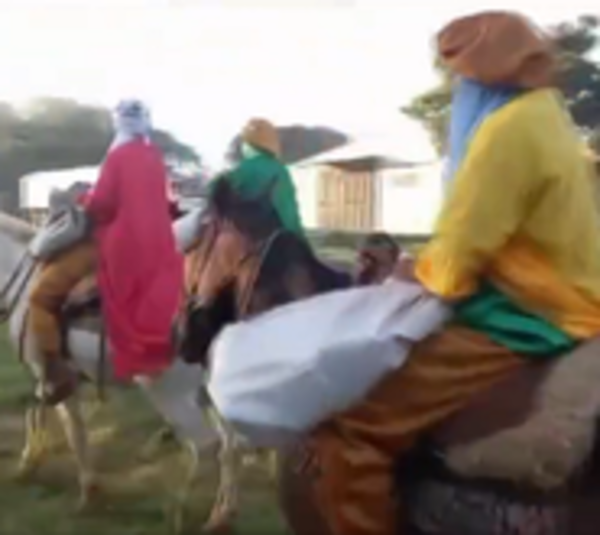 A caballo llegaron los Reyes Magos en Misiones - Paraguay.com