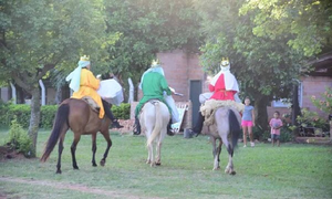 A caballo llegaron los Reyes Magos en Misiones - Noticiero Paraguay